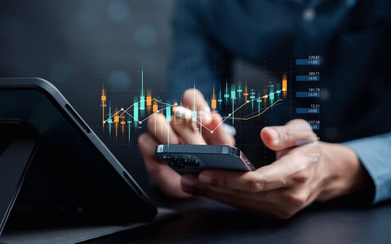 Trading Currencies with a Macro Overlay: Rate Differentials, Flow, and Policy Risk