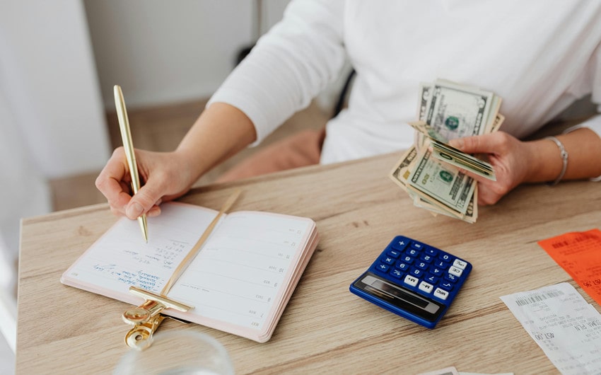 woman budgeting