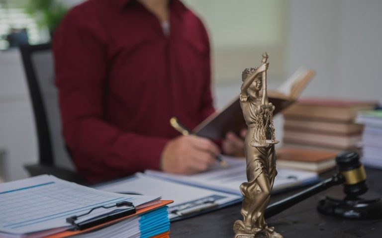 Why Hiring a Personal Injury Lawyer Early Can Help Your Case