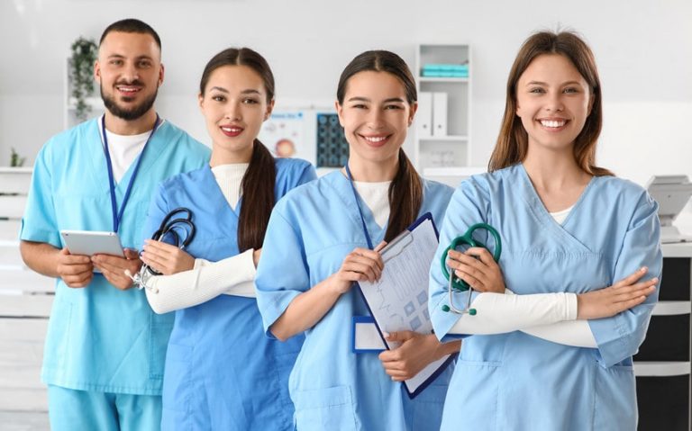 Medical Internships 101: 5 Pros and Cons of Pursuing One
