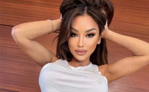 Jules Ari’s OnlyFans and Career: Podcasting, Influence, and Fan Connection