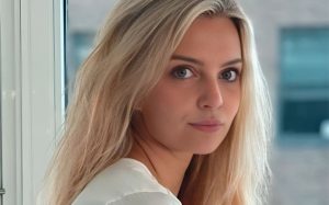 Behind the Glow of UrBabyDollXO OnlyFans: Confidence, Curves, and