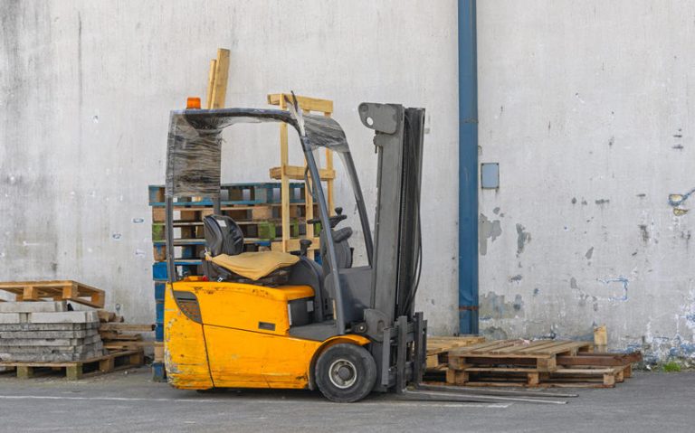 The Difference Between DIY Maintenance and Professional Forklift Servicing